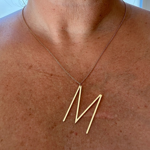 Gold colored initial M necklace EUC - Picture 7 of 7